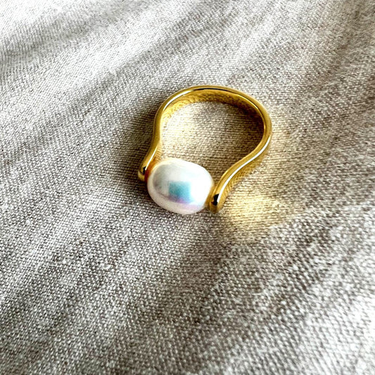 Amy Baroque Pearl Ring